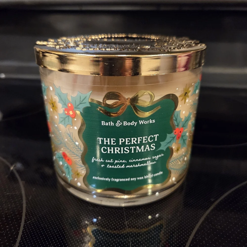 Bath & Body Works "The Perfect Christmas" Candle 14.5oz - Picture 2 of 10